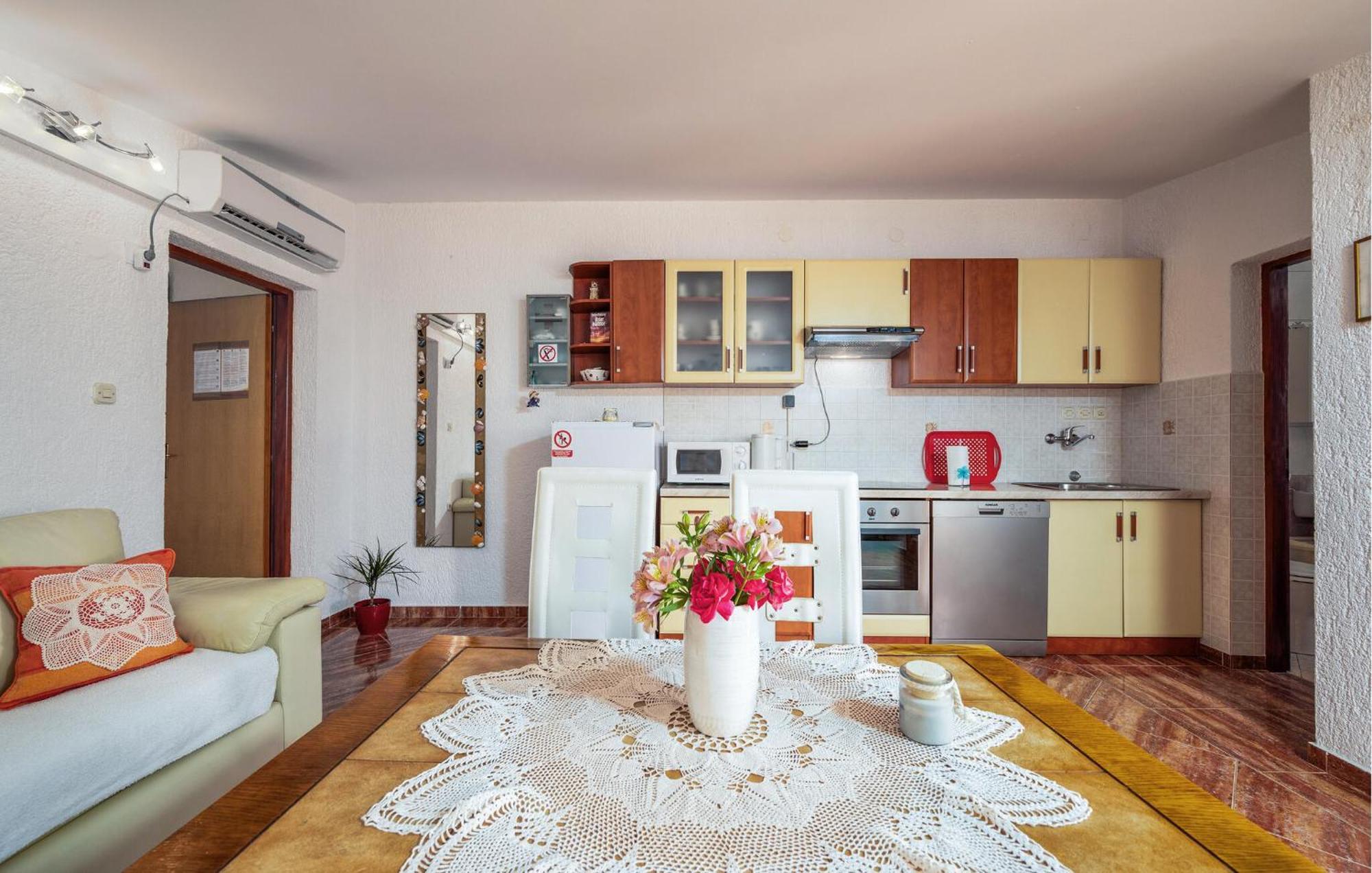 1 Bedroom Beautiful Apartment In Betiga Barbariga Esterno foto