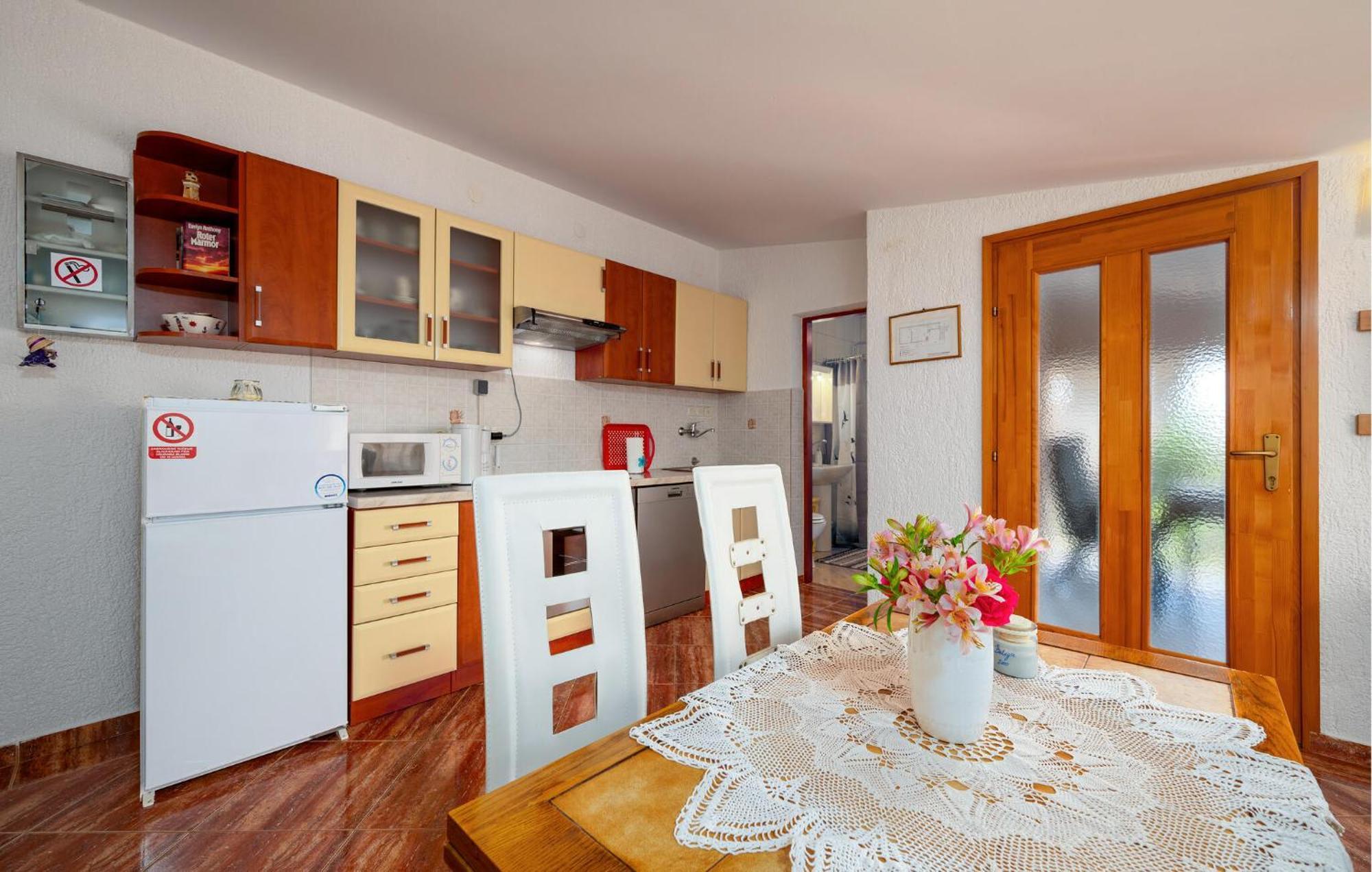 1 Bedroom Beautiful Apartment In Betiga Barbariga Esterno foto